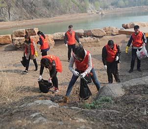 泰鋼青年志愿者義務(wù)打掃雅鹿山公園